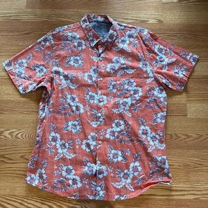 Men’s IZod Hawaiian Button Down short sleeve shirt.